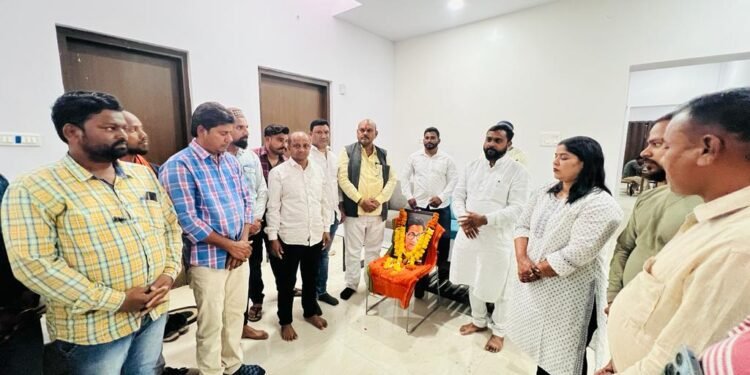 बल्लारपूर येथील शासकीय विश्रागृह येथे स्व.बाळासाहेब ठाकरे यांची जयंती साजरी करण्यात आली.