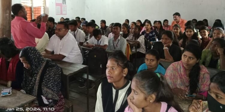 राजुरा येथील महात्मा ज्योतिबा फुले कनिष्ठ महाविद्यालयात नमो नवमतदाता संम्मेलन.