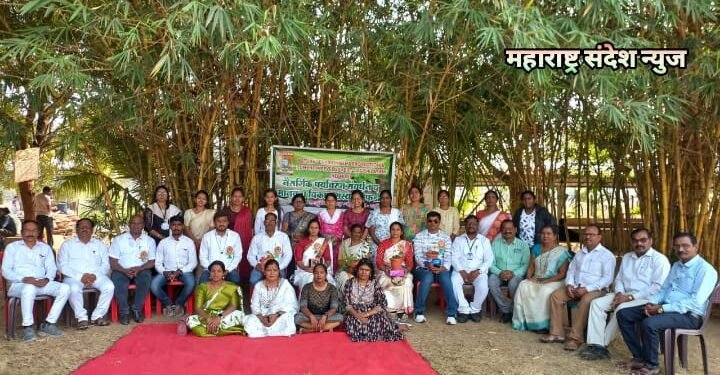 प्रजासत्ताक दिनी एक मोकळा श्वास कृषी व ग्रामीण पर्यटन केंद्र संचालकांचा केला सत्कार.