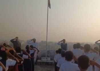 जनता हायस्कूल डेपो शाखा बल्लारपूर शाळेत ध्वजारोहण करून प्रजासत्ताक दिन उत्साहात साजरा.