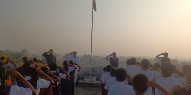 जनता हायस्कूल डेपो शाखा बल्लारपूर शाळेत ध्वजारोहण करून प्रजासत्ताक दिन उत्साहात साजरा.