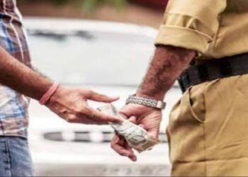 आरोपीला मदत करण्यासाठी शरद पवार याने मागितली लाच, चक्क पोलीस स्टेशन मध्येच पोलीस अधिकाऱ्याला एसीबी ने ठोकल्या बेड्या.