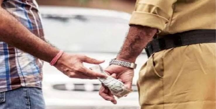 आरोपीला मदत करण्यासाठी शरद पवार याने मागितली लाच, चक्क पोलीस स्टेशन मध्येच पोलीस अधिकाऱ्याला एसीबी ने ठोकल्या बेड्या.