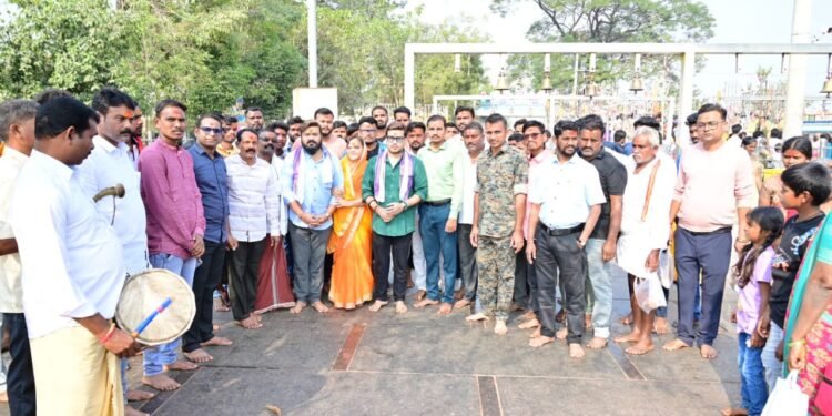 मेडारम येथे समक्का – सारक्का जत्रा; माजी राज्यमंत्री राजे अम्ब्रिशराव आत्राम यांनी सहपरिवार घेतले मातेचे दर्शन.