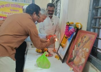 हिंगणघाट शहरातील गांधी वाचनालयात हुतात्मा दिन साजरा.