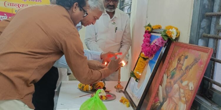 हिंगणघाट शहरातील गांधी वाचनालयात हुतात्मा दिन साजरा.