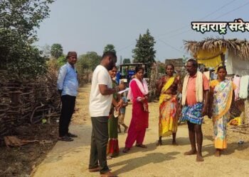 राजारामचे उपसरपंच रोशन कंबगोनिवार यांनी जाणून घेतल्या गावकऱ्यांच्या समस्या.