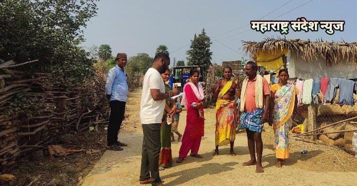 राजारामचे उपसरपंच रोशन कंबगोनिवार यांनी जाणून घेतल्या गावकऱ्यांच्या समस्या.