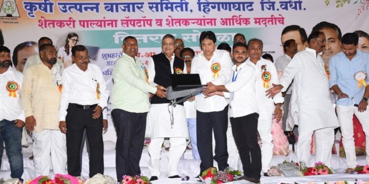 अनुदानवर लॉपटॉप सुरूच ठेवणारपाल्यांच्या मनोगत नंतर एड. कोठारी यांची घोषणा.