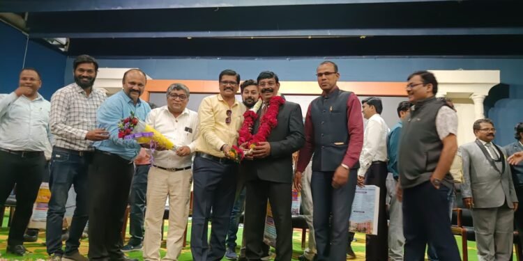 कोचिंग क्लासेस टिचर्स फेडरेशन ऑफ महाराष्ट्र वतीने राज्य आदर्श शिक्षक पुरस्कार व जिल्हा आदर्श शिक्षक पुरस्काराचे वितरण.