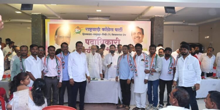 भाजप सह विविध पक्षातील शेकडो कार्यकर्त्यांचा राष्ट्रवादी काँग्रेस पक्षात पक्ष प्रवेश.