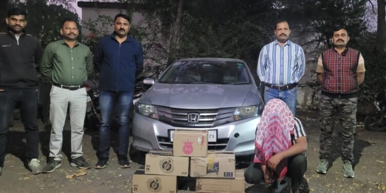 वर्धा: पोलिसांची अवैध दारू तस्करीवर धडक कारवाई, होंडा सिटी कार सह लाखोंचा दारू साठा जप्त.