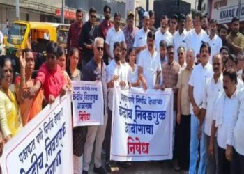 नागपुरात शरद पवार गटाकडून निवडणूक आयोगाचा निषेध करत जोरदार आंदोलन.