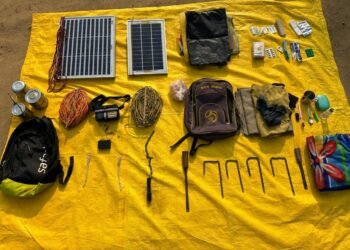 गडचिरोली जिल्हात नक्षलवाद्यांचा पोलिसांवर गोळीबार, पोलिसांनी नक्षल साहित्य केले जप्त.