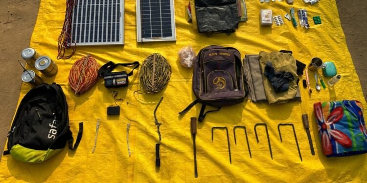 गडचिरोली जिल्हात नक्षलवाद्यांचा पोलिसांवर गोळीबार, पोलिसांनी नक्षल साहित्य केले जप्त.