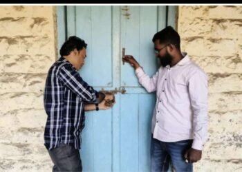 पेण: महाराष्ट्र जीवन प्राधिकरणाच्या कार्यालयाला ठोकले टाले  आंदोलकांनी अधिकाऱ्यानसह स्वतःला घेतले कोंडून.