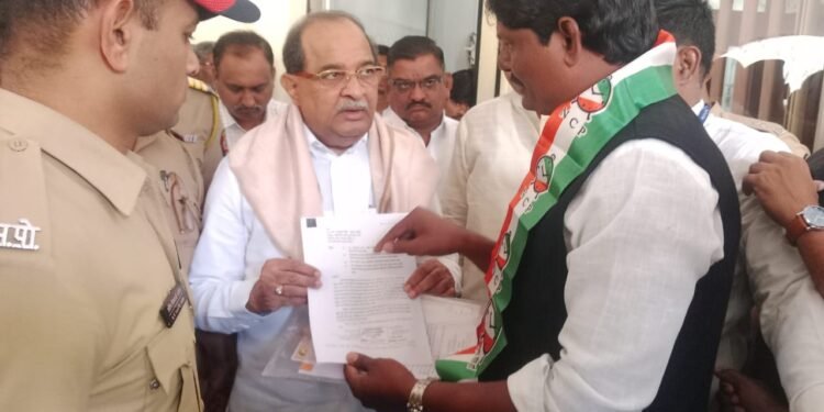 अकोला जिल्हातील विविध प्रश्नांवर पालकमंत्री राधाकृष्ण विखे पाटील यांना राष्ट्रवादी काँग्रेस पार्टी व सामाजिक कार्यकर्ते यांच्या वतीने निवेदन.