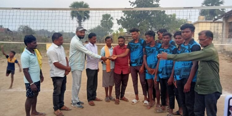 आवलमरी येथे व्हॉलीबॉल स्पर्धा उत्साहात संपन्न, विजेत्या संघाला बक्षीस वितरण.