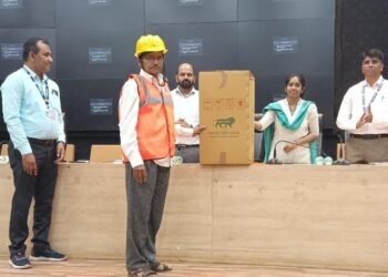 अकोला: कामगार कल्याणकारी मंडळातर्फे बांधकाम कामगारांना गृहोपयोगी वस्तूंचे वितरण.