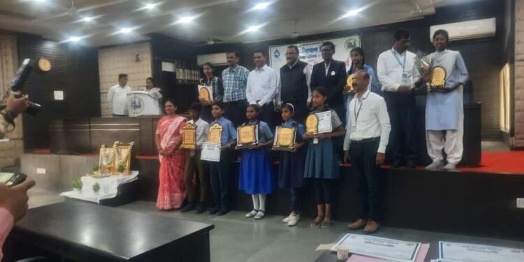 जलजीवन मिशन अभियान अंतर्गत जिल्हा स्तरावरील चित्रकला, निबंध व वक्तृत्व स्पर्धेत हिंगणघाटच्या 6 विद्यार्थ्यांचे प्रावीण्य.