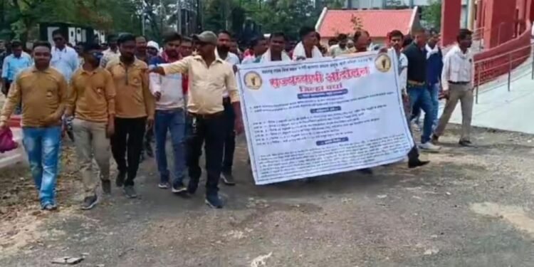 वर्धा: महावितरणच्या कंत्राटी कर्मचारी करणार बेमुदत कामबंद आंदोलन, मागण्यांबाबत जिल्हाधिकाऱ्यांना निवेदन.