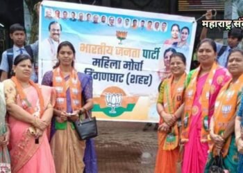 भाजपा महिला मोर्चा हिंगणघाटच्या वतीने बस स्थानकावर महीला प्रवाश्यांना हळदी कुंकू व तीळ गुळ वाटप.