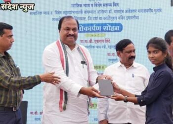 परिक्षा पुर्व प्रशिक्षणा करीता निवड झालेल्या विद्यार्थ्यांना टॅबलेट व सिमकार्डचे वितरण.