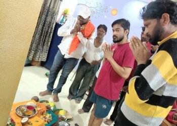 विजय नल्लावार यांच्या घरी समक्का सारक्का पूजनाला आदिवासी आघाडी जिल्हाध्यक्ष संदीप कोरेत यांची उपस्थिती.