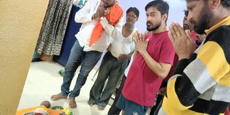 विजय नल्लावार यांच्या घरी समक्का सारक्का पूजनाला आदिवासी आघाडी जिल्हाध्यक्ष संदीप कोरेत यांची उपस्थिती.