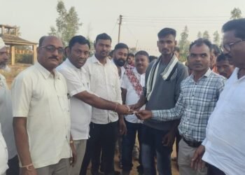 माजी जि.प.अध्यक्ष तथा अहेरी बाजार समिती सभापती अजय कंकडालवार यांनी वाडे कुटुंबियांना आर्थिक मदत.