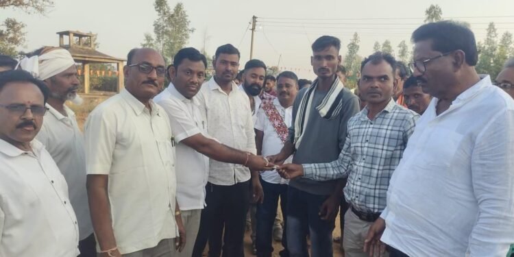 माजी जि.प.अध्यक्ष तथा अहेरी बाजार समिती सभापती अजय कंकडालवार यांनी वाडे कुटुंबियांना आर्थिक मदत.