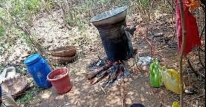 स्थानिक गुन्हे शाखा जिल्हा वर्धा पथकाकडून विविध कारवाही मध्ये मोहा दारू भट्टयावर धडक कार्यवाही.