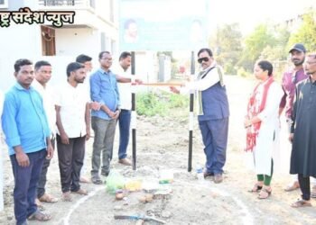 वांगेपल्ली येथील अप्रोच रस्त्याचे मंत्री धर्मराव बाबा आत्राम यांच्या हस्ते भूमिपूजन.