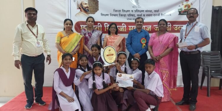 जिल्हास्तरीय शौर्य गीत स्पर्धेत भारत विद्यालय हिंगणघाट प्रथम.