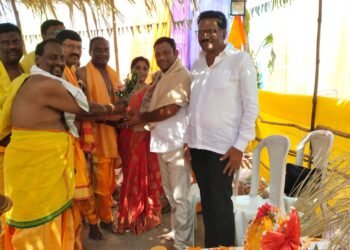 आलापल्ली: माता कन्याका परमेश्वरी प्राणप्रतिष्ठा महोत्सव कार्यक्रमाला माजी जि. प. अध्यक्ष अजय कंकडालवार यांची उपस्थिती.