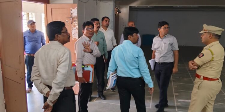 जिल्हाधिकारी मा. राहूल कर्डिले यांनी हिंगणघाट मतदार संधामध्ये लोकसभा निवडणूकीच्या पुर्वतयारीचा घेतला आढावा.