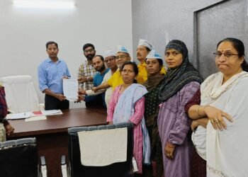 बल्लारपुर शहरातील खराब रस्ते व नाली लवकर बनवा: आम आदमी पार्टी बल्लारपुर चे नगर परीषद मुख्याधिकाऱ्याना निवेदन.