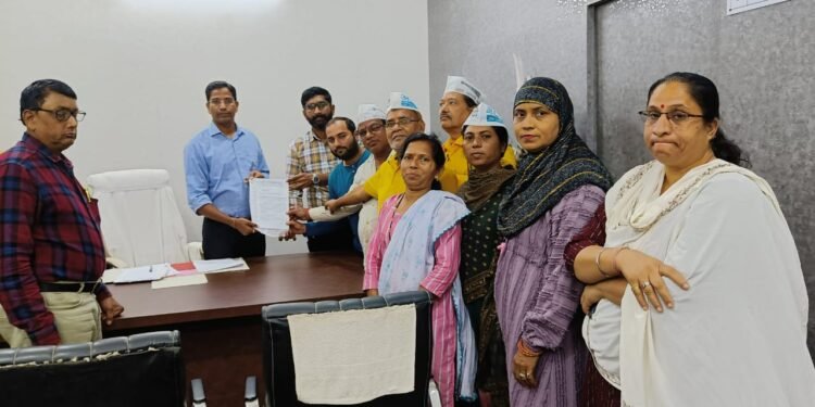 बल्लारपुर शहरातील खराब रस्ते व नाली लवकर बनवा: आम आदमी पार्टी बल्लारपुर चे नगर परीषद मुख्याधिकाऱ्याना निवेदन.