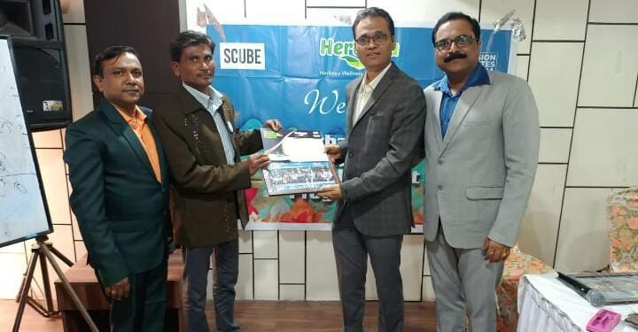 ‘मधुमेह मुक्त भारत अभियान’ प्रशिक्षण पूर्ण केल्याबद्दल डॉ. अमूल दुर्गे यांना सुप्रसिद्ध मधुमेह संशोधक राष्ट्रपती पुरस्कार व राज्य पुरस्कार प्रधान.