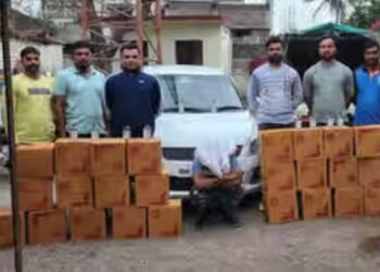 अवैध दारू तस्करी  करणाऱ्यांवर पोलिसांची धडक कारवाई; 8.50 लाखाचा मुद्देमाल जप्त.