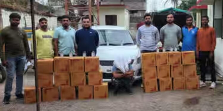 अवैध दारू तस्करी करणाऱ्यांवर पोलिसांची धडक कारवाई; 8.50 लाखाचा मुद्देमाल जप्त.