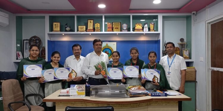 आंतरविद्यापीठ विद्यार्थी चर्चासत्रामध्ये शिवाजी महाविद्यालय राजुऱ्याचे सुयश.