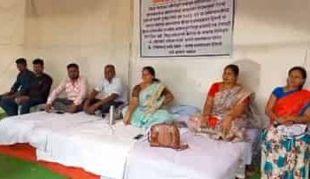 ग्रामपंचायत कर्मचाऱ्यांचे काम बंद वर्धा जिल्हा परिषदेसमोर आंदोलन.