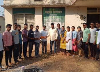 माजी राज्यमंत्री राजे अंब्रीशराव आत्राम यांच्या कडून सिरोंचा येथील वसुंधरा वाचनालयाला आर्थिक मदत.