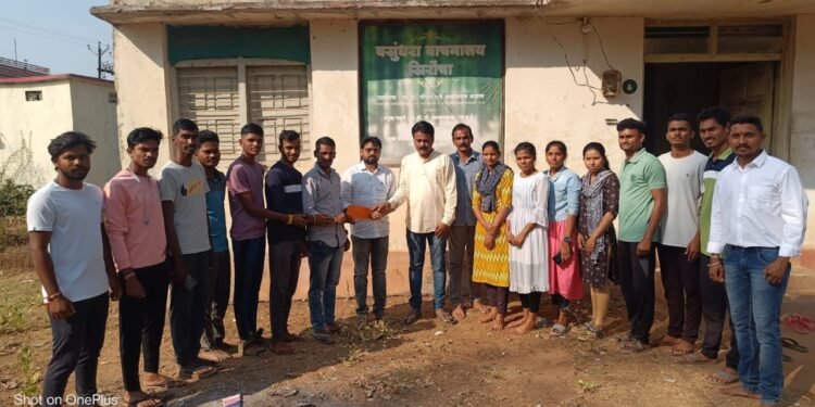 माजी राज्यमंत्री राजे अंब्रीशराव आत्राम यांच्या कडून सिरोंचा येथील वसुंधरा वाचनालयाला आर्थिक मदत.