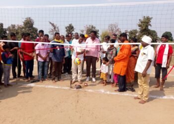 अहेरी बाजार समिती सभापती अजयभाऊ कंकडालवार यांच्या हस्ते व्हाॅलीबाॅल स्पर्धेचे उद्घाटन.