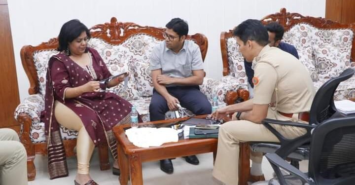 वर्धा: मोकाट जनावरांना लावणार रिफ्लेक्टिव्ह बेल्ट उपक्रमाची विभागीय आयुक्तांनी जाणून घेतली माहिती.