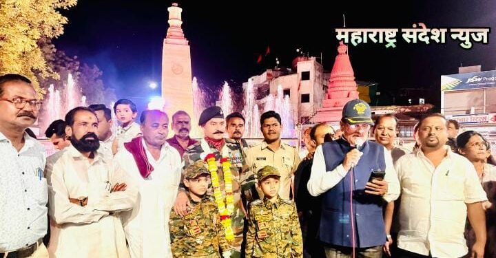 भारतीय सैन्य दलातून सेवानिवृत्त झालेल्या  जवान महेश गंधारे यांच जन्मगाव हिंगणघाट येथे जोरदार स्वागत.