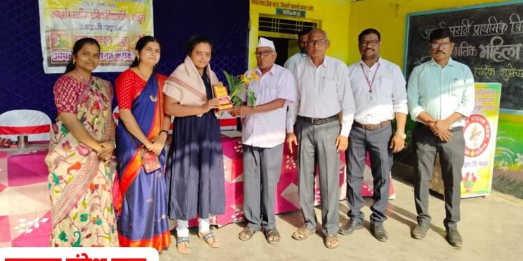 शोभा उप्पलवार वनपरिक्षेत्र अधिकारी सामाजिक वनीकरण परिक्षेत्र राजुरा यांचा सत्कार.