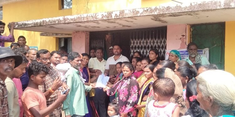 गडचिरोली जिल्हातील जारावंडी प्राथमिक आरोग्य केंद्राला संतप्त नागरिकांनी ठोकले कुलूप.